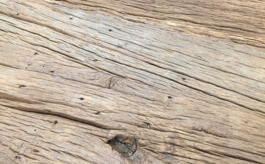 Holztisch mit gebürsteter Oberfläche von HolzLand Beese in Unna.