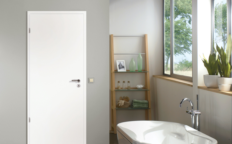Blogbeitrag renovieren Türarten | Weißlacktür im modernen Badezimmer | HolzLand Beese