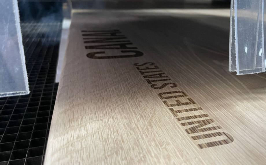 tischplatten mit gravur schriftzug holzland beese unna - Massive Tischplatten mit Laser-Gravur – Unikate für Individualisten