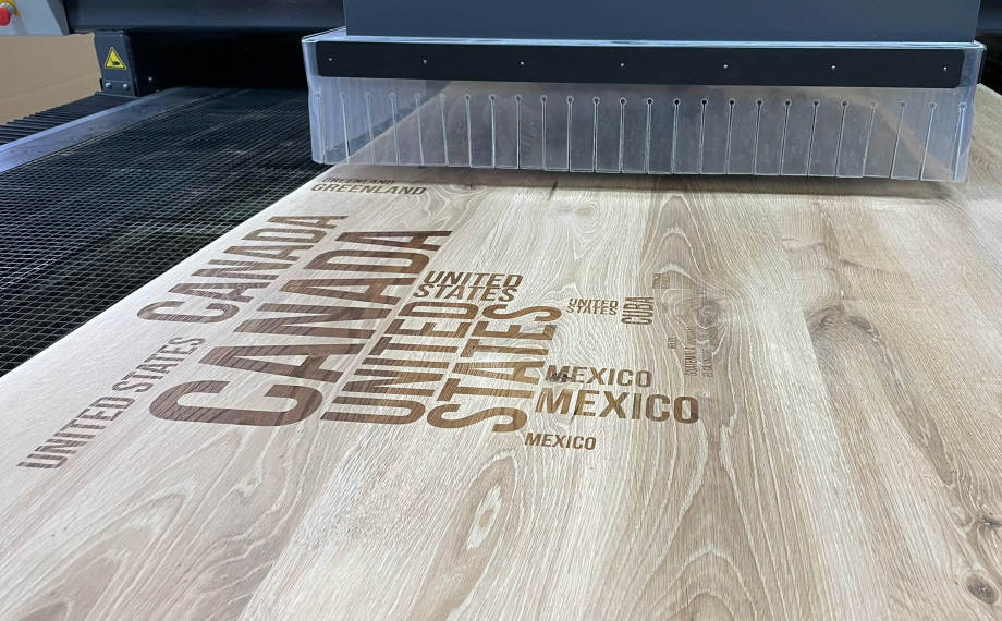 tischplatten mit gravur weltkarte nordamerika holzland beese unna - Massive Tischplatten mit Laser-Gravur – Unikate für Individualisten