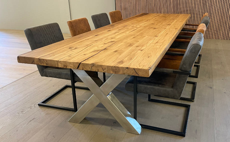 Tisch aus altem Holz mit Stühlen in der Ausstellung | Holzland Beese in Unna
