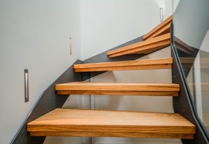 Minimalistische Treppe aus Holz und Stahl | HolzLand Beese Unna