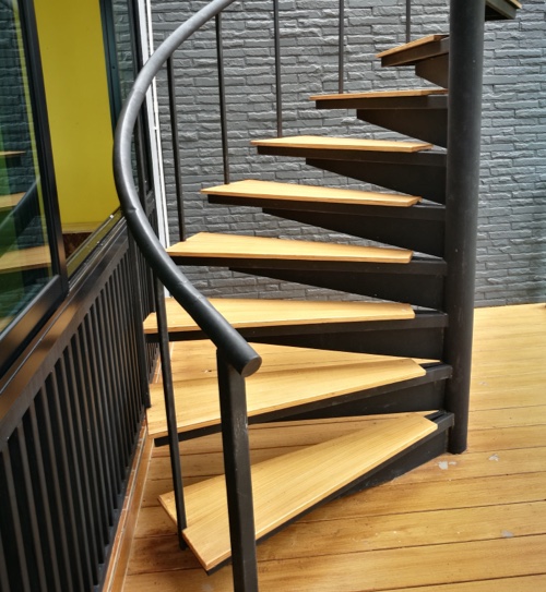 Gewendelte Treppe aus Holz und Stahl | HolzLand Beese Unna