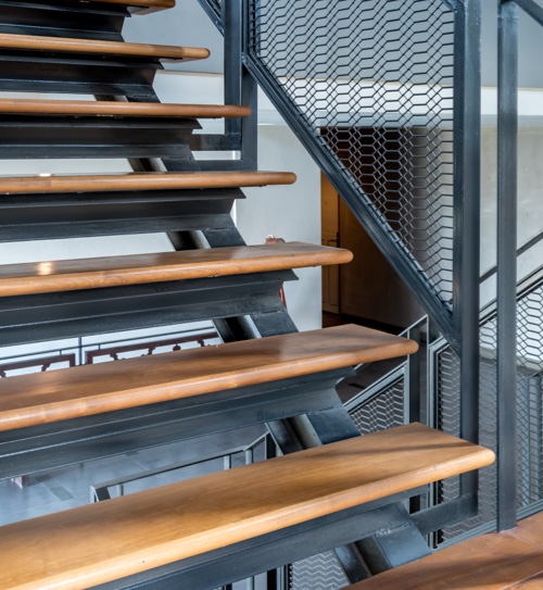 Treppe aus Holz und Stahl im Industrial-Look | HolzLand Beese Unna