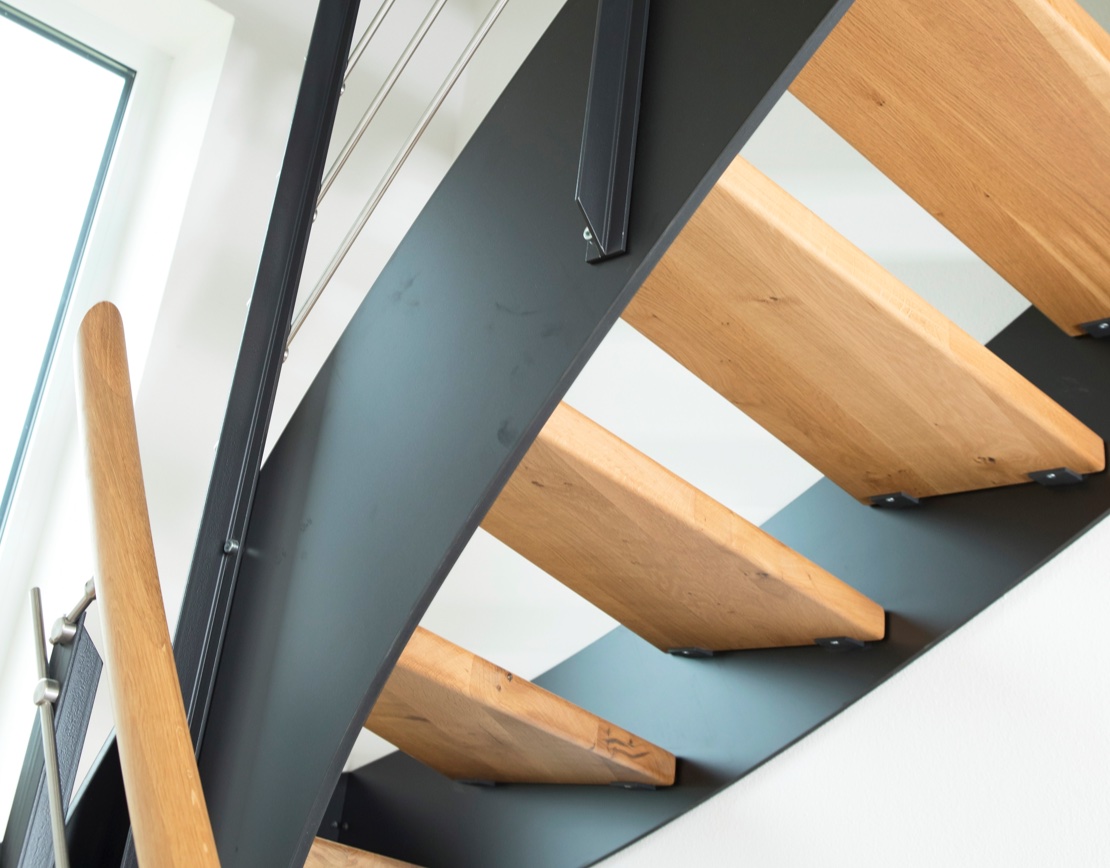 Hölzerne Stufen kombiniert mit Metallgestell | HolzLand Beese Unna