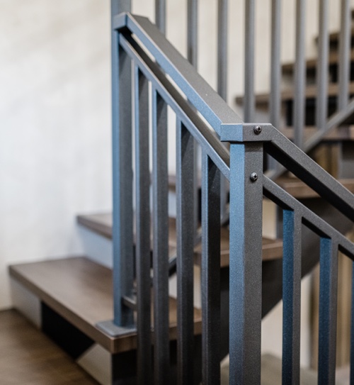 Treppe aus dunklem Holz und Stahl | HolzLand Beese Unna